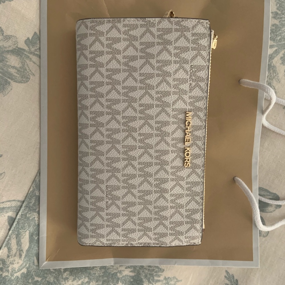 Price drop!! MICHAEL KORS Jet Set Logo wristlet/wallet NWT